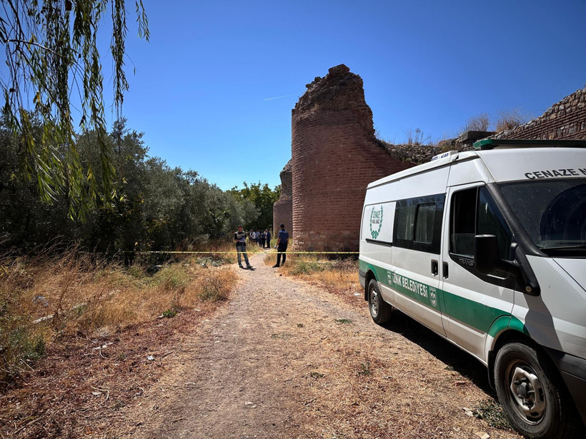 Tarihi surların dibinde erkek cesedi bulundu - Resim : 1