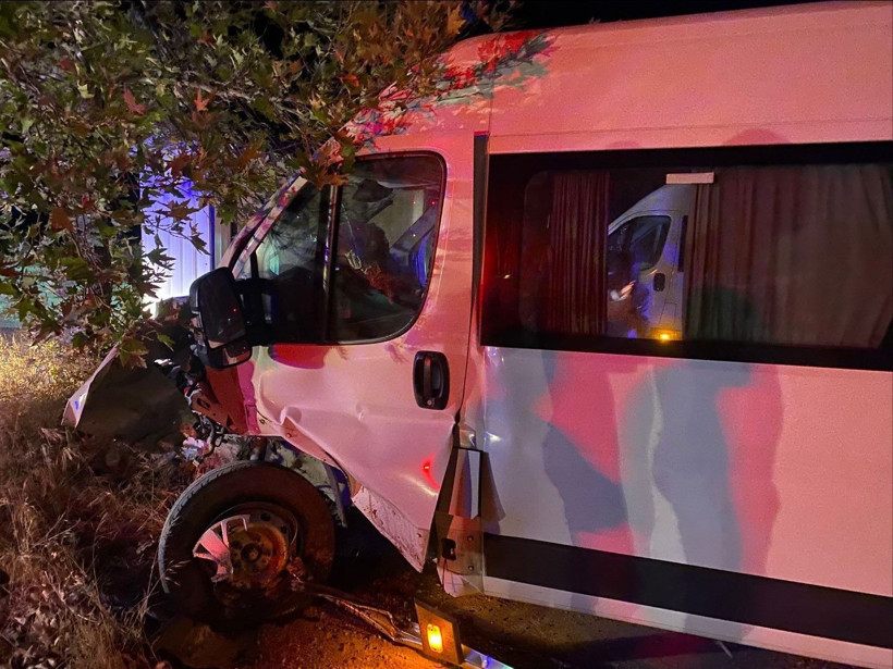 Minibüs ve otomobil kafa kafaya çarpıştı: 9 yaralı - Resim : 1