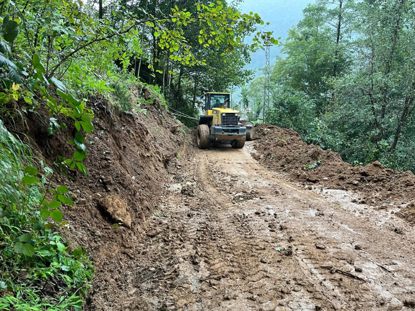 Trabzon'da sağanak: 4 ilçede toprak kayması oldu - Resim : 1