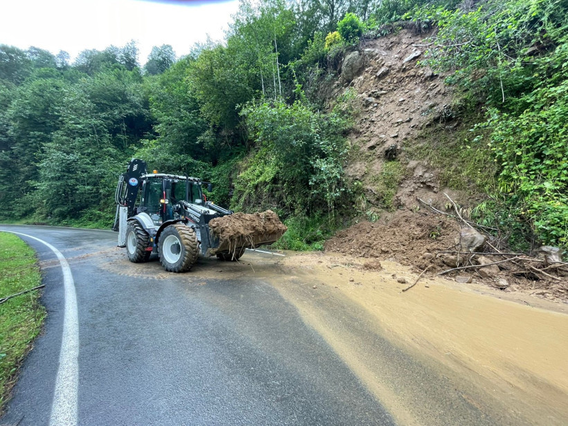 Trabzon'da sağanak: 4 ilçede toprak kayması oldu - Resim : 2