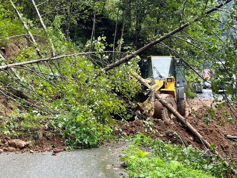 Trabzon'da sağanak: 4 ilçede toprak kayması oldu - Resim : 4