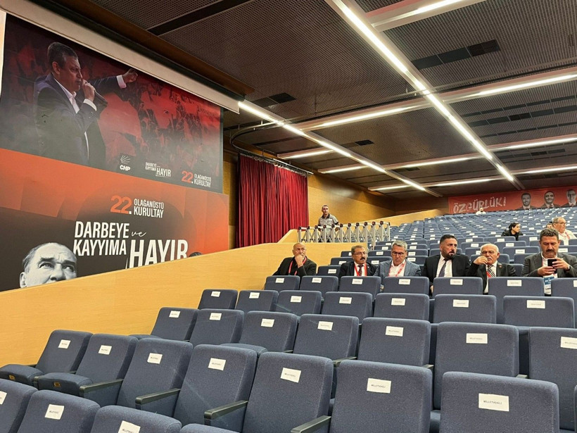 Kurultay salonundan dikkat çeken kareler - Resim: 2