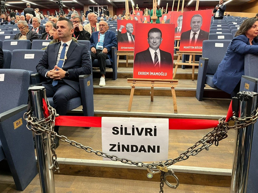 Kurultay salonundan dikkat çeken kareler - Resim: 12