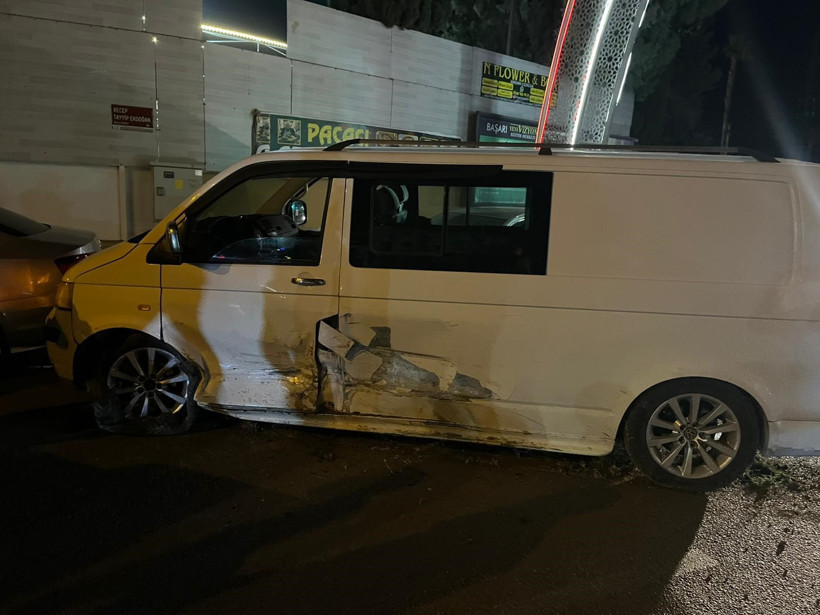 Polis kontrolünden kaçtı, kaza yaptı: Minibüsten 11 kaçak göçmen çıktı - Resim : 1