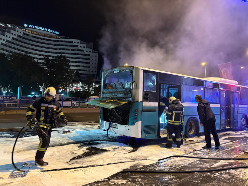 Otobüs kırmızıda beklerken alev aldı - Resim : 1