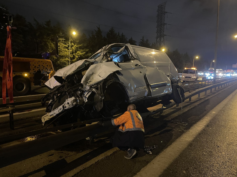 TEM Otoyolu’nda korkutan kaza: Araç bariyerlerde asılı kaldı - Resim : 1