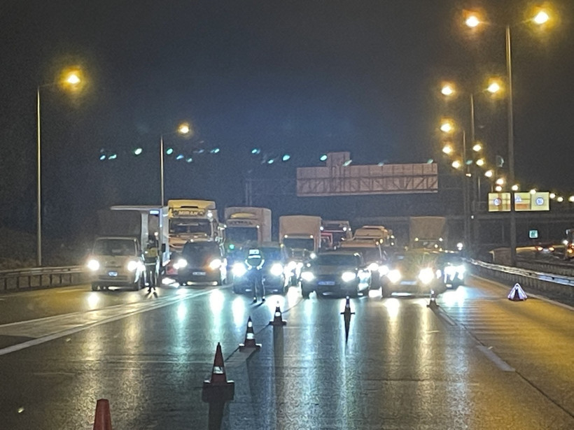 TEM Otoyolu’nda korkutan kaza: Araç bariyerlerde asılı kaldı - Resim : 2