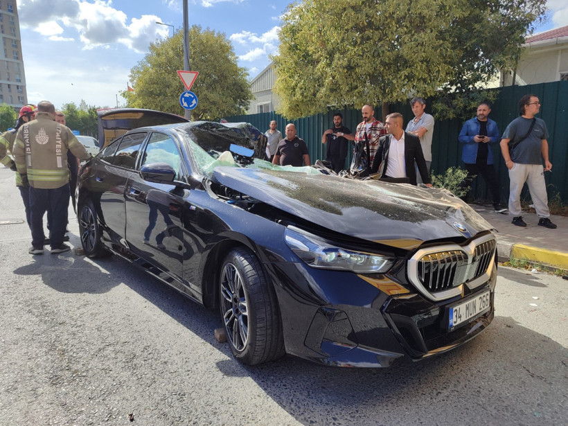 Kontrolden çıkan lüks otomobil TIR'ın altına girdi: Sürücü ağır yaralı - Resim : 1