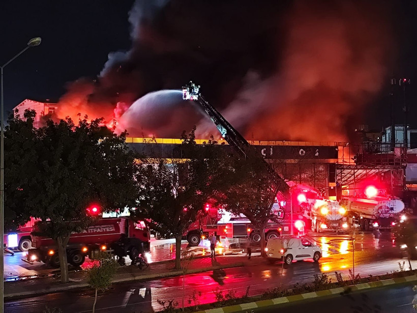 Şanlıurfa’da iş yeri yangını: Çatının bir bölümü çöktü - Resim : 1