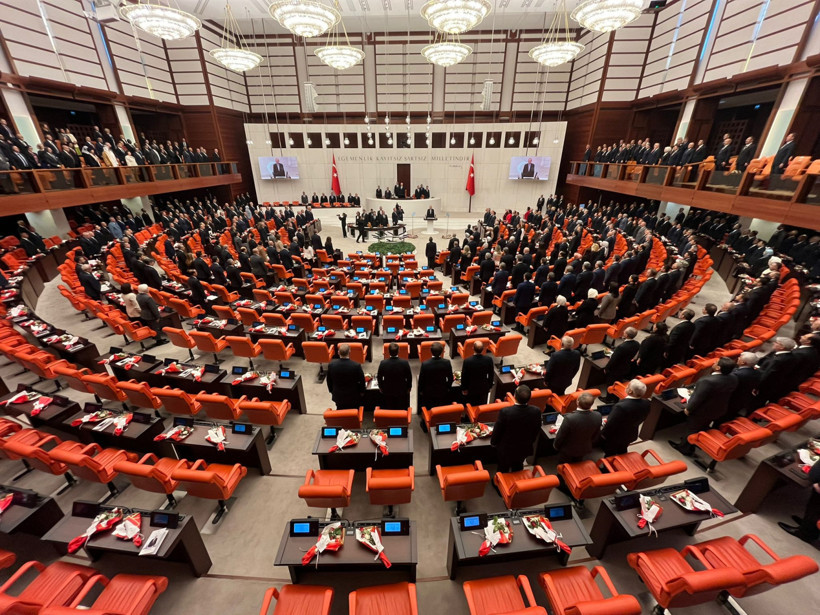 Meclis açıldı: DEM Partililer Erdoğan'ı bu yıl ayakta karşıladı - Resim : 3