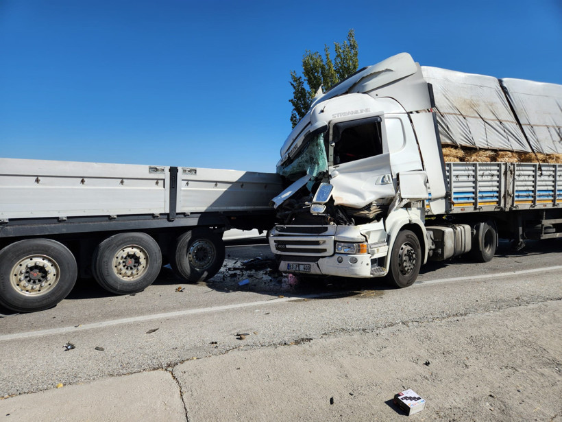 Afyonkarahisar’da 2 TIR çarpıştı: 4 yaralı - Resim : 1