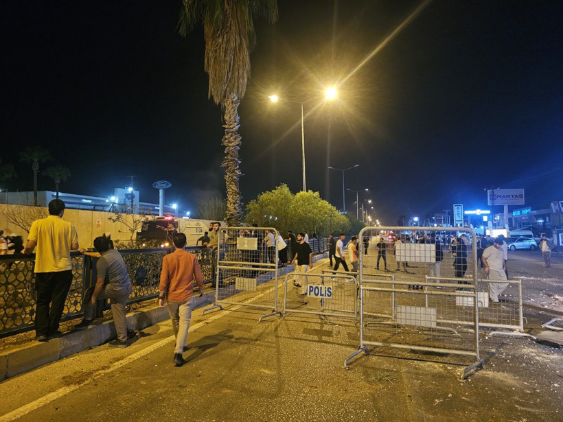 Adana'da ABD konsolosluğuna taşlı saldırı - Resim: 6