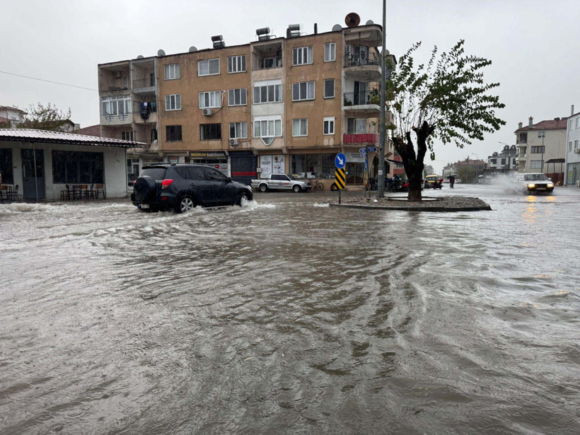 Meteoroloji turuncu kodla uyarmıştı: Sokaklar göle döndü - Resim : 1