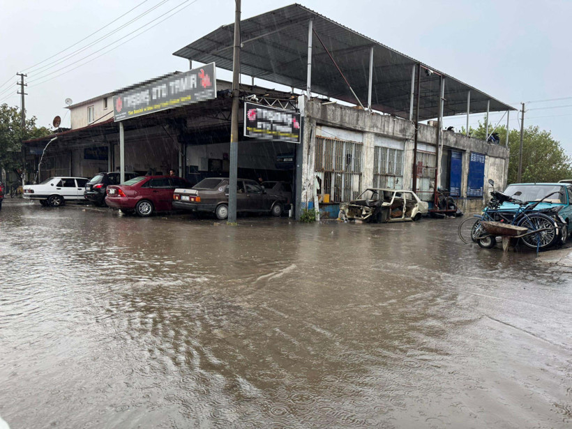 Meteoroloji turuncu kodla uyarmıştı: Sokaklar göle döndü - Resim : 2