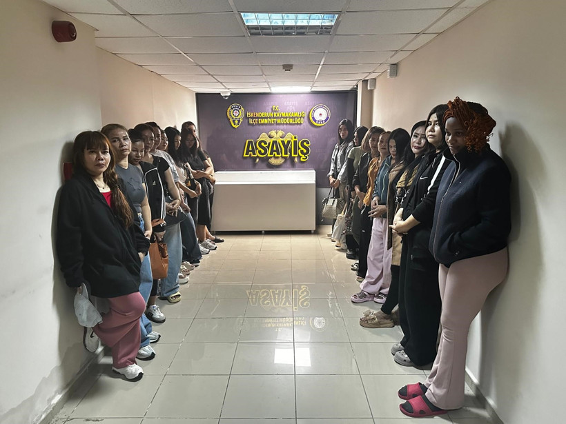 Masaj ve spa salonlarına denetim: 19 kadına deport - Resim : 1