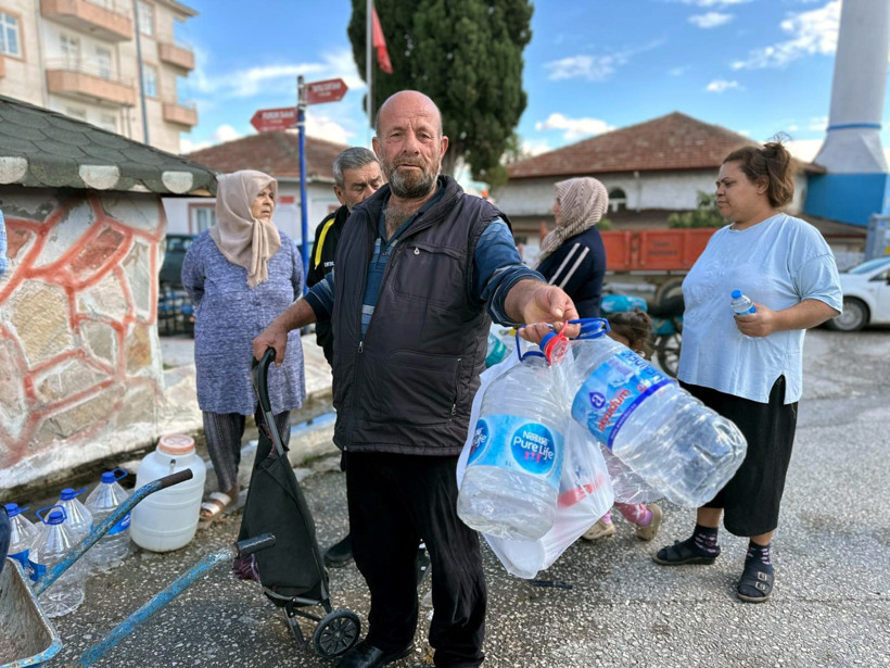 Sular 2 gündür yok! Mahalleli bidonla su taşıdı, öğrenciler tepkili - Resim : 5