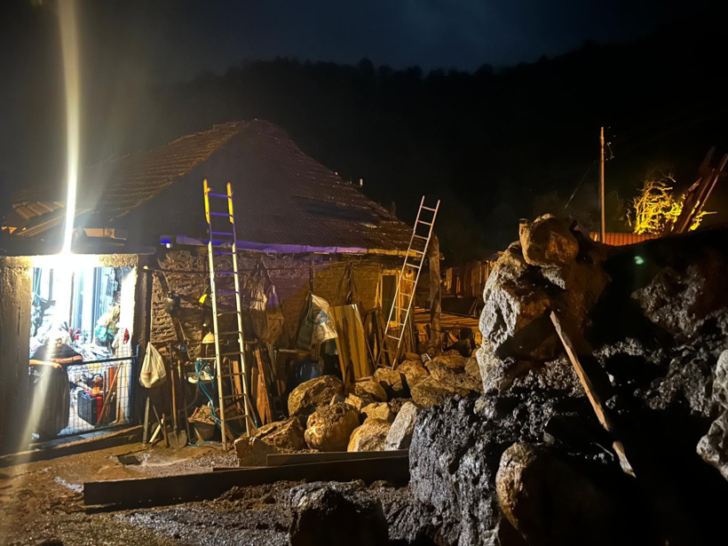 Bartın'da heyelan: 2 ev tahliye edildi - Resim : 1