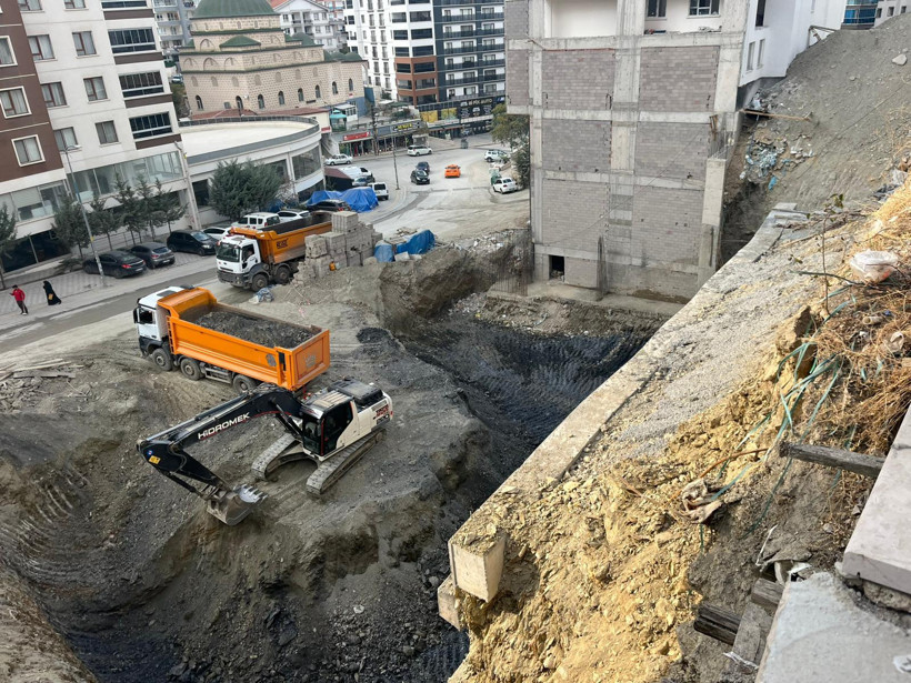 Ankara’da inşaat kazısında toprak kaydı, 17 katlı bina tahliye edildi - Resim : 1