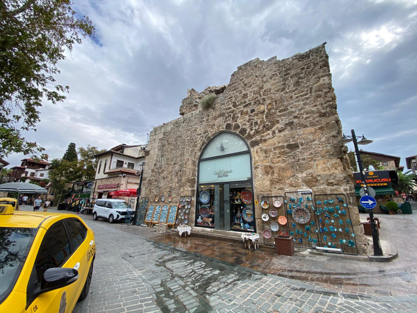 Antalya’da 2 bin yıllık burcun duvarı klima takmak için delindi - Resim : 2