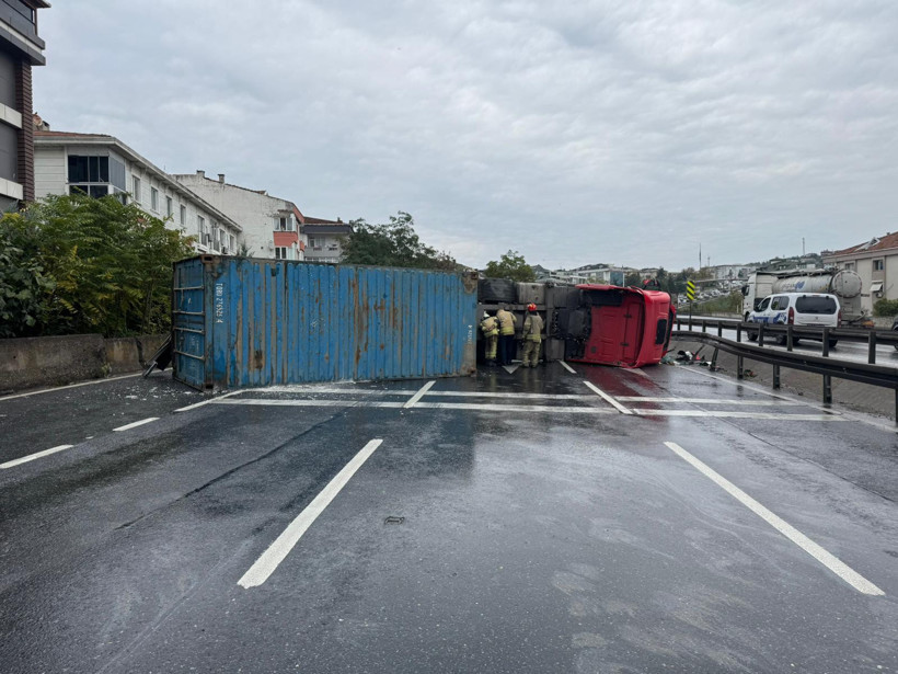 Büyükçekmece'de TIR devrildi: Yol trafiğe kapatıldı - Resim : 1