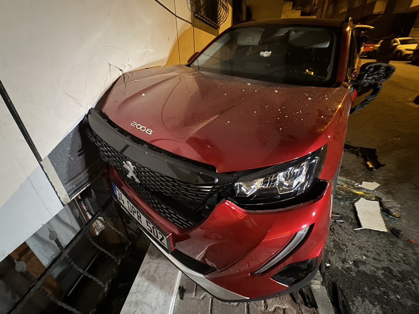 Önüne gelene çarptı, olay yerinden kaçtı - Resim : 1