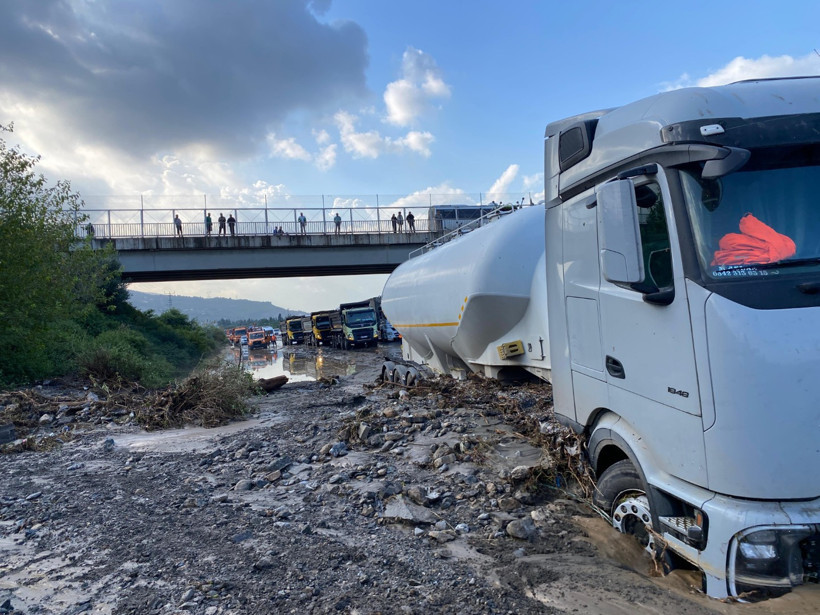 Yer Hatay: Yollar havuza döndü, denizde hortum çıktı - Resim : 1