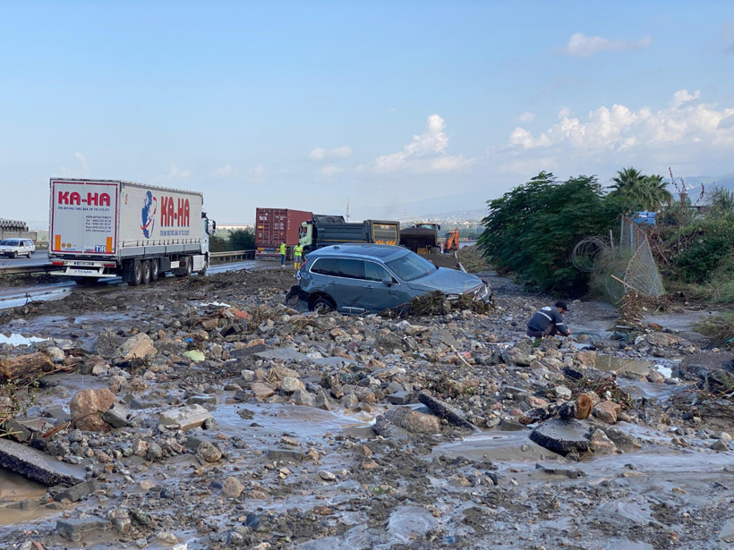 Yer Hatay: Yollar havuza döndü, denizde hortum çıktı - Resim : 2