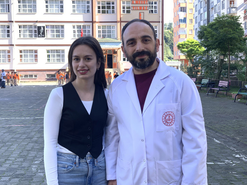 Çocukluk sıralarına öğretmen olarak döndü - Resim : 2