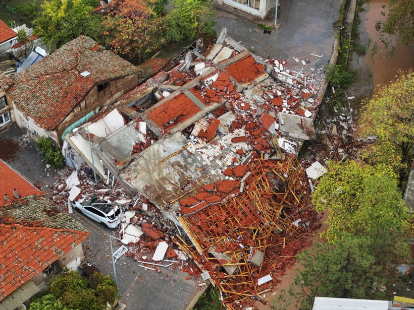 Depremin salladığı Balıkesir Sındırgı havadan görüntülendi - Resim: 1