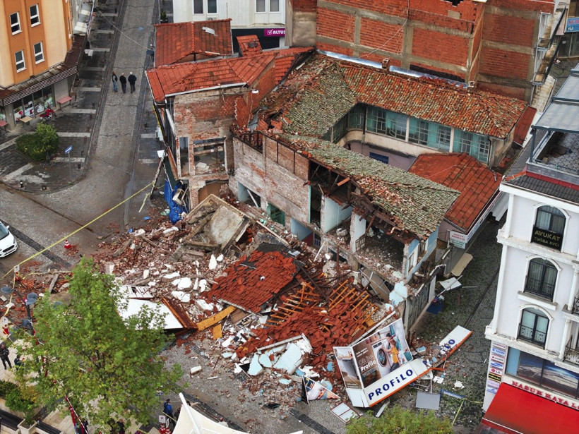 Depremin salladığı Balıkesir Sındırgı havadan görüntülendi - Resim: 2