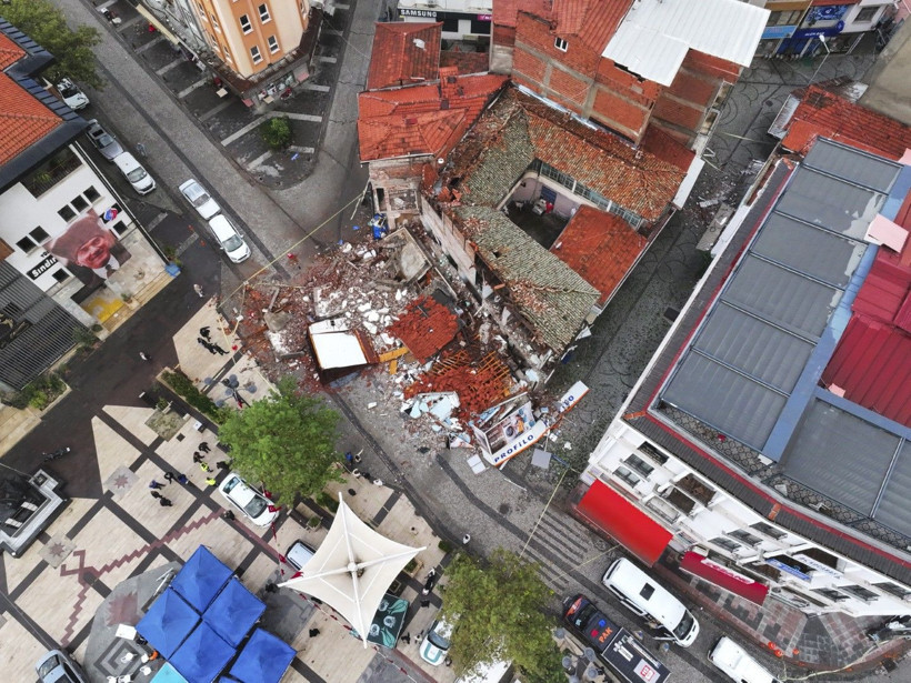 Depremin salladığı Balıkesir Sındırgı havadan görüntülendi - Resim: 3