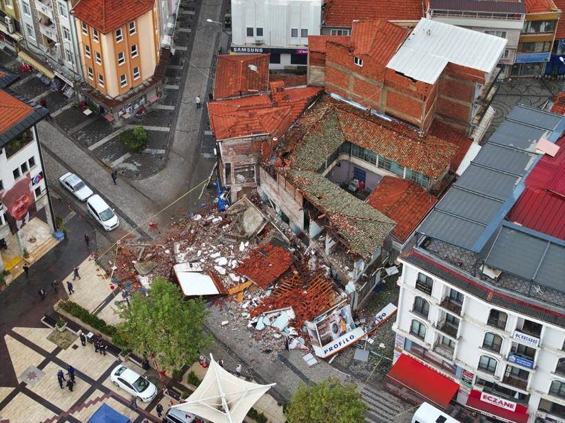 Depremin salladığı Balıkesir Sındırgı havadan görüntülendi - Resim: 6