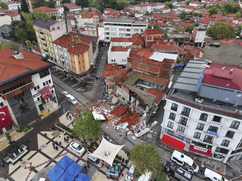 Depremin salladığı Balıkesir Sındırgı havadan görüntülendi - Resim: 8