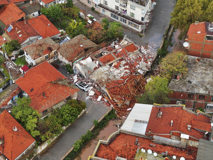 Depremin salladığı Balıkesir Sındırgı havadan görüntülendi - Resim: 9