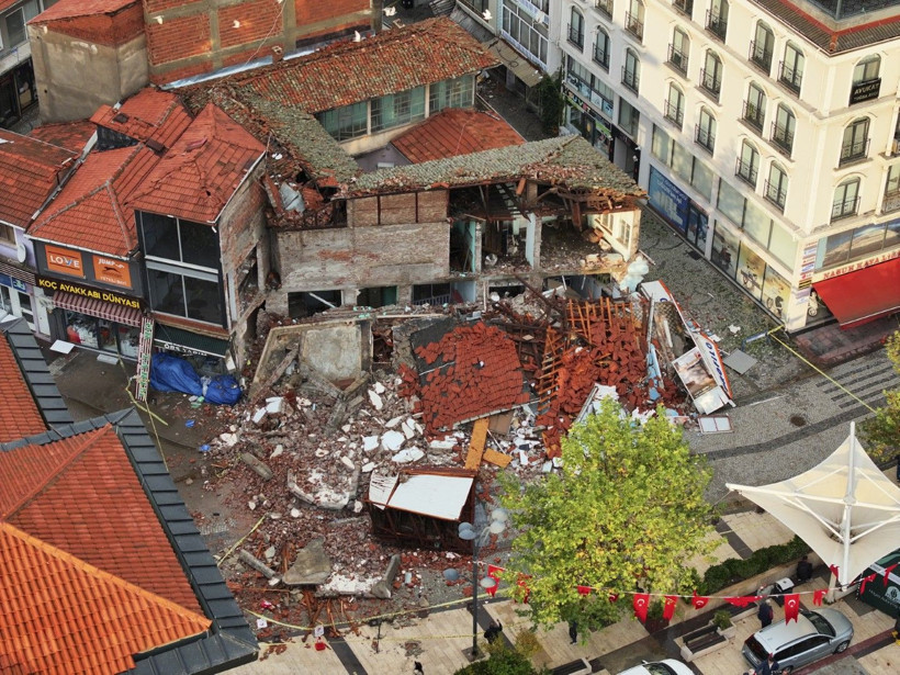 Depremin salladığı Balıkesir Sındırgı havadan görüntülendi - Resim: 31