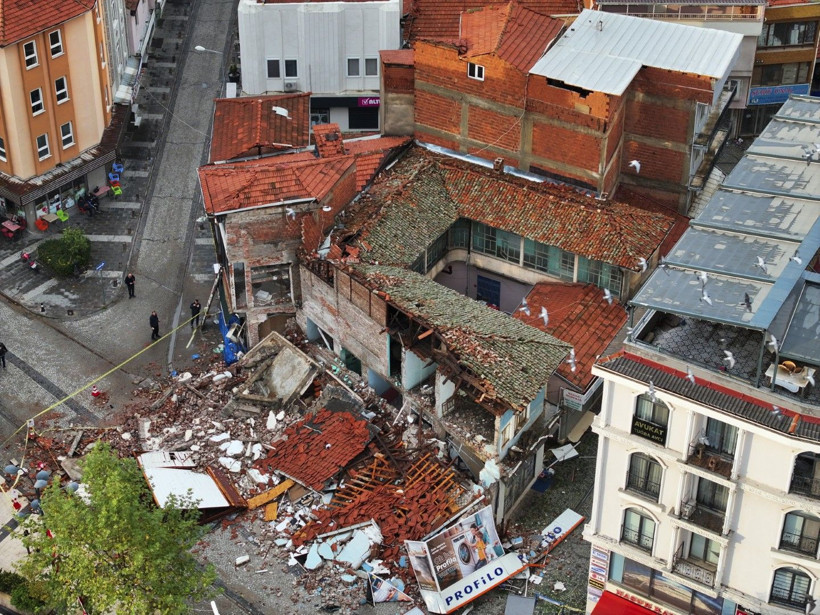 Depremin salladığı Balıkesir Sındırgı havadan görüntülendi - Resim: 32