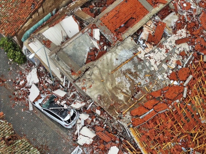 Depremin salladığı Balıkesir Sındırgı havadan görüntülendi - Resim: 33