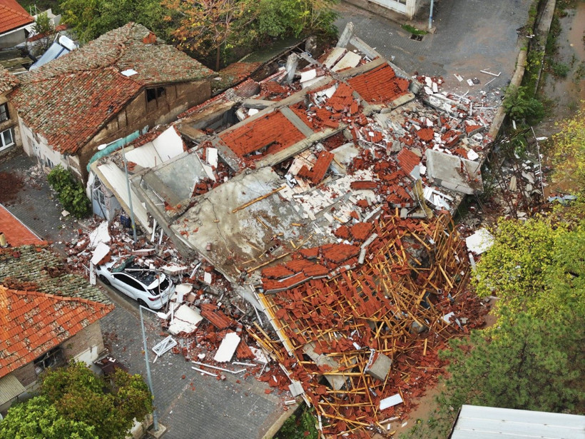 Depremin salladığı Balıkesir Sındırgı havadan görüntülendi - Resim: 35