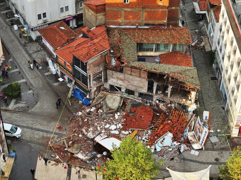 Depremin salladığı Balıkesir Sındırgı havadan görüntülendi - Resim: 37
