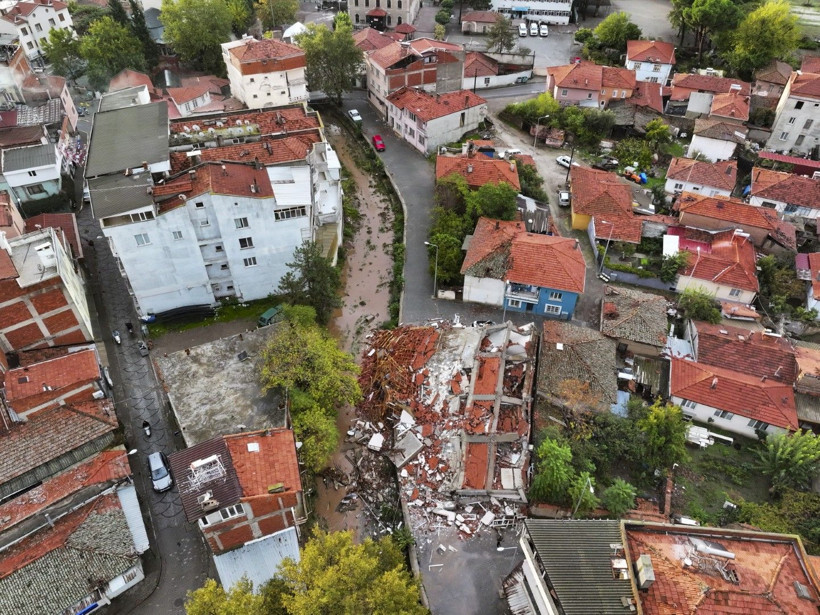 Depremin salladığı Balıkesir Sındırgı havadan görüntülendi - Resim: 38