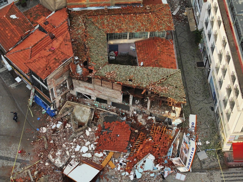 Depremin salladığı Balıkesir Sındırgı havadan görüntülendi - Resim: 39