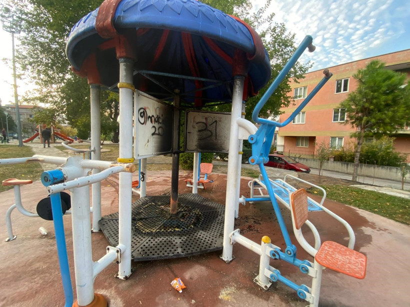 Parkta oyun faciaya dönüşüyordu: Çocuklar oyuncağı yaktı - Resim : 1