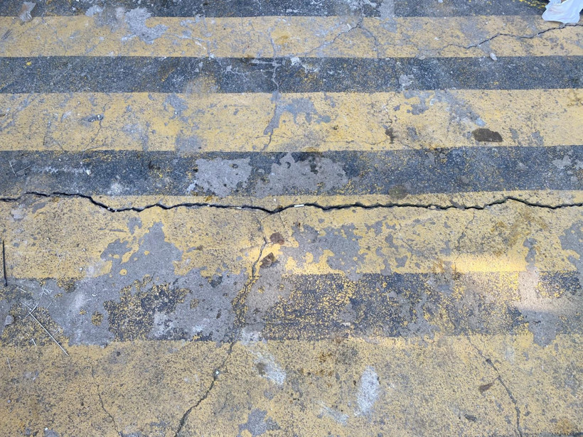 Ataşehir'de kolonları çatlayan bina tahliye edildi - Resim : 2