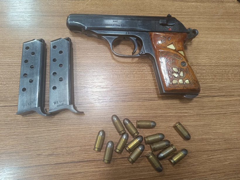 AVM’de skandal anlar! Ünlü futbolcuya silah çekip şemsiye fırlattı - Resim : 3