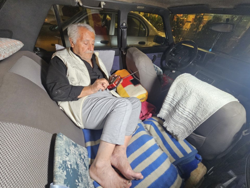 Eşini kaybettikten sonra 5 yıldır otomobilde yaşıyor - Resim : 1