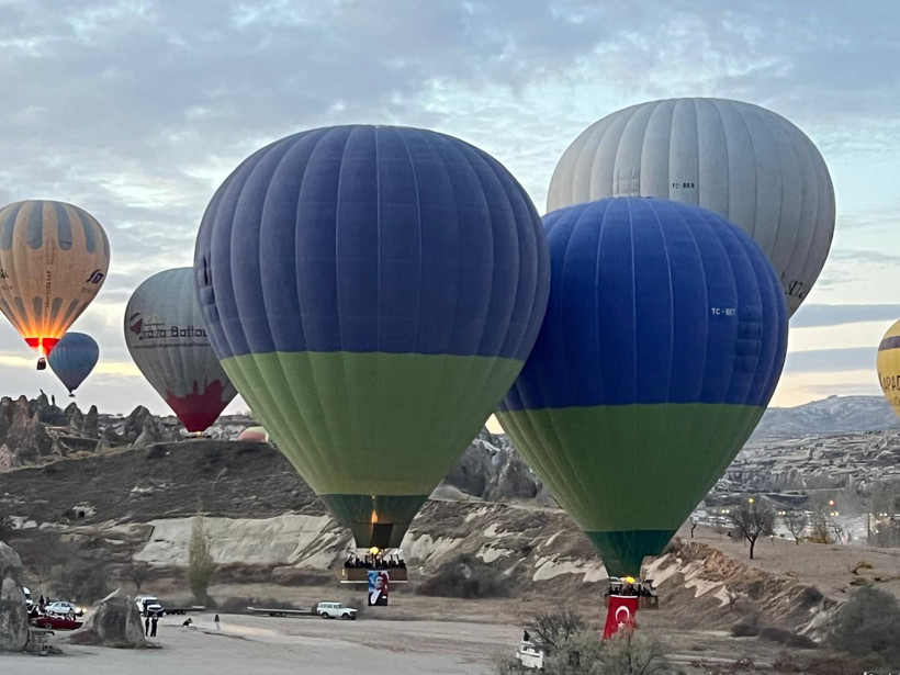 Kapadokya’da 10 Kasım anması: Balonlar Atatürk posterleriyle havalandı - Resim : 1
