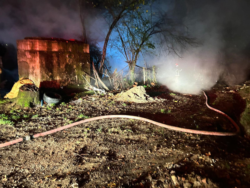Yıldırım garaja isabet etti, iki araç kül oldu - Resim : 1