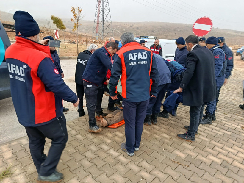 80 kişilik ekip seferber oldu: Kayıp yaşlı adam taşlık alanda yaralı bulundu - Resim : 1