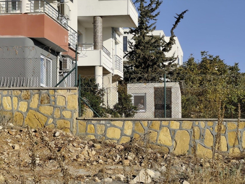 Engelli kardeşini kulübeye mahkum etti: 'Benim vicdanım rahat' - Resim: 1