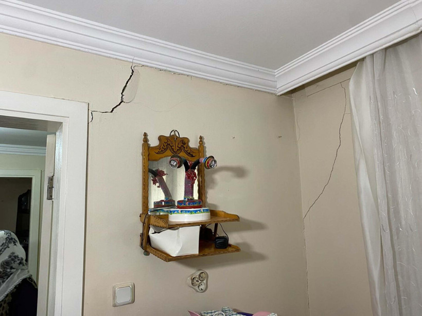 İzmir’de tünel kazısı paniği: Evlerde çatlaklar oluştu, mahalleli çözüm bekliyor - Resim : 2